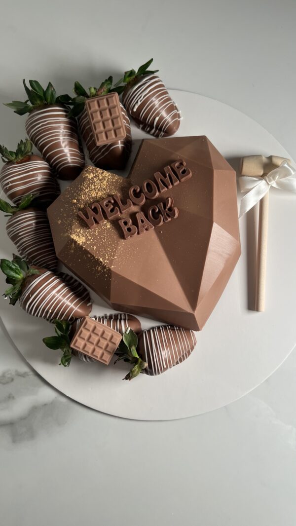 Breakable chocolate heart + 8 strawberries + 3 mini heart