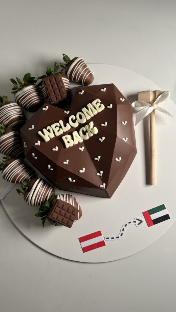 Breakable chocolate heart + 8 strawberries + 3 mini cake heart