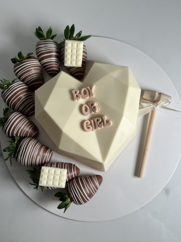 Gender reveal heart + 8 strawberries + 3 mini heart