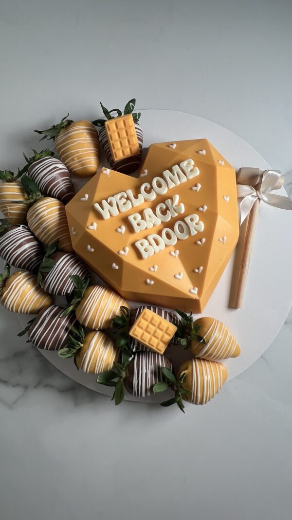 Breakable chocolate heart + 20 strawberries