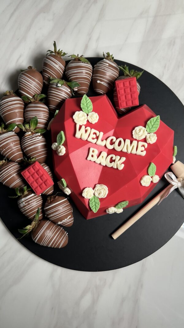 Flower breakable chocolate heart + 20 strawberries