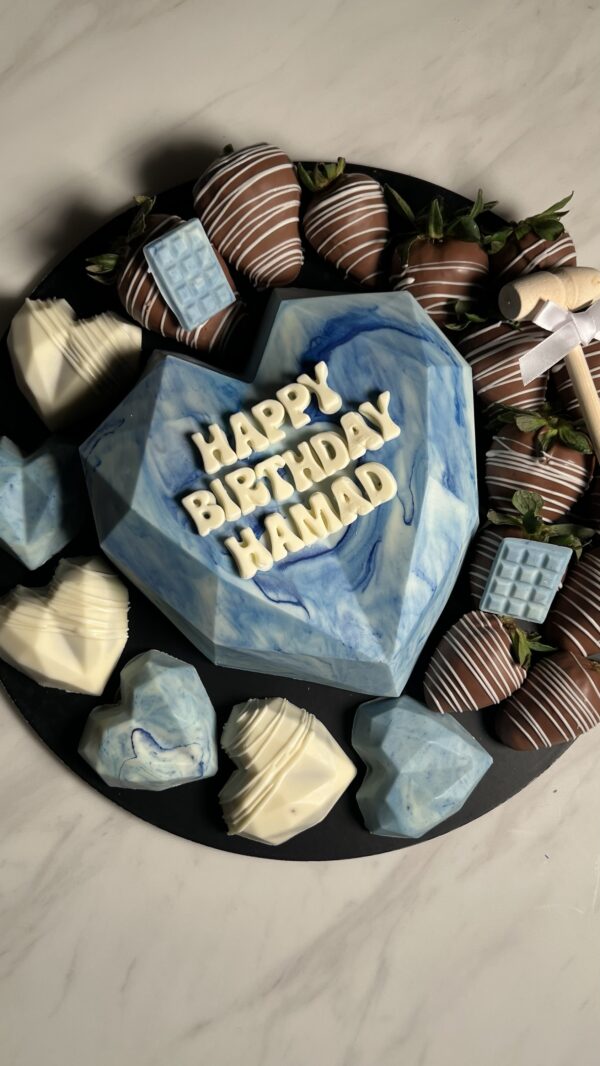 Breakable chocolate heart + 20 strawberries + 6 mini cake heart