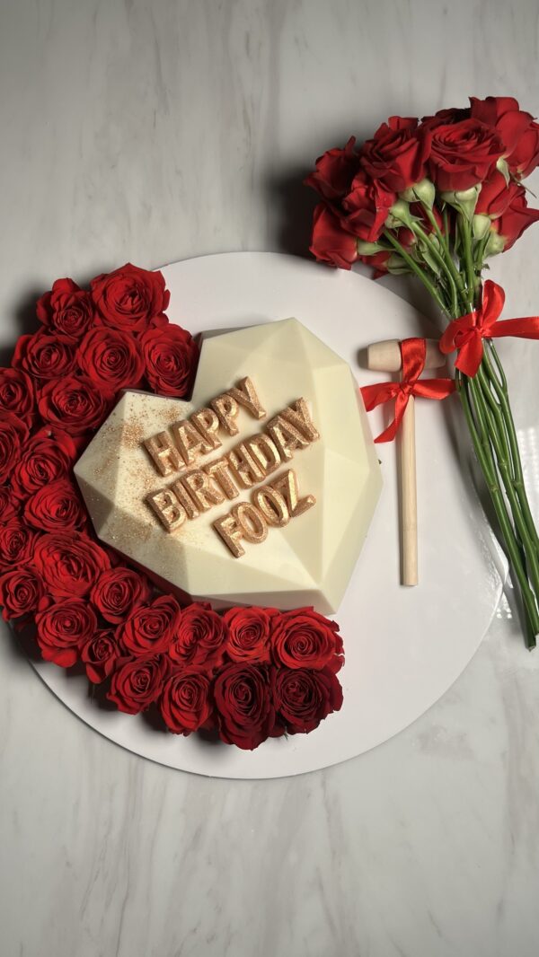 Breakable chocolate heart with flower + mini bouquet + 8 strawberries