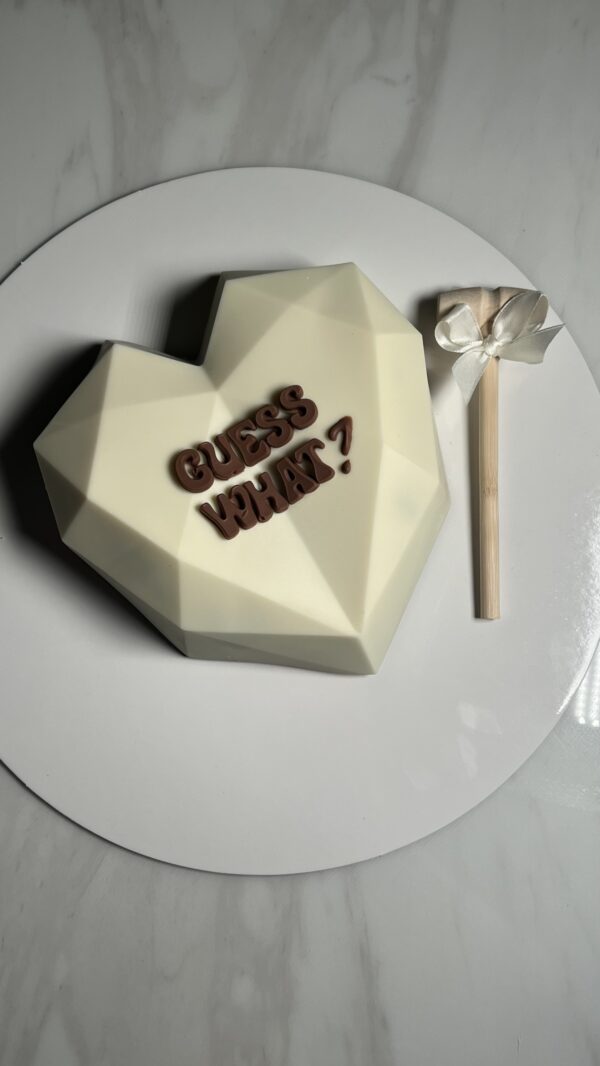 Baby reveal breakable heart + 8 strawberries