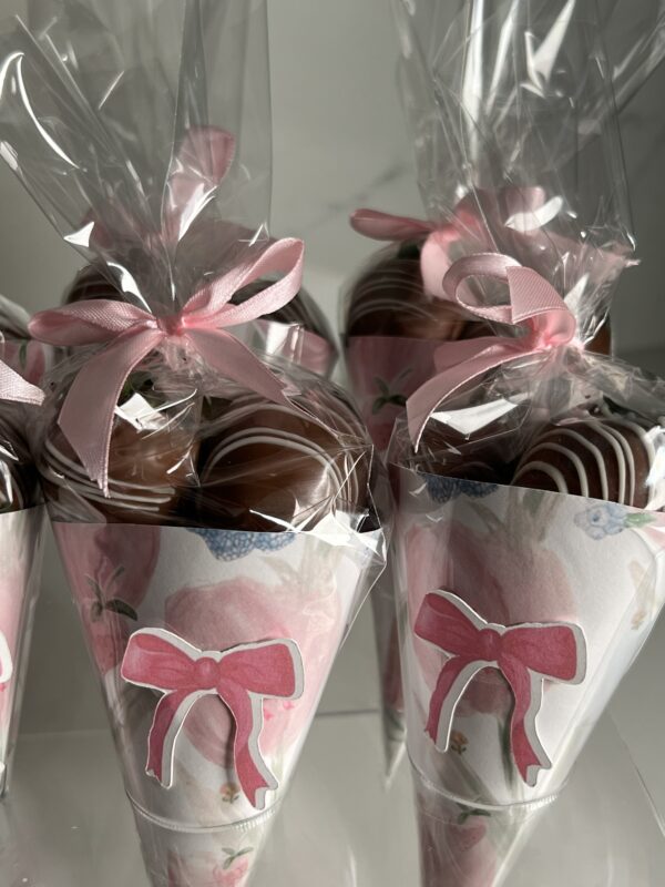 Mini strawberry cone giveaway (per piece)