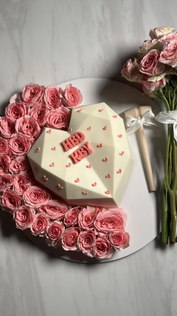 Breakable chocolate heart with flowers + mini bouquet + 8 strawberries