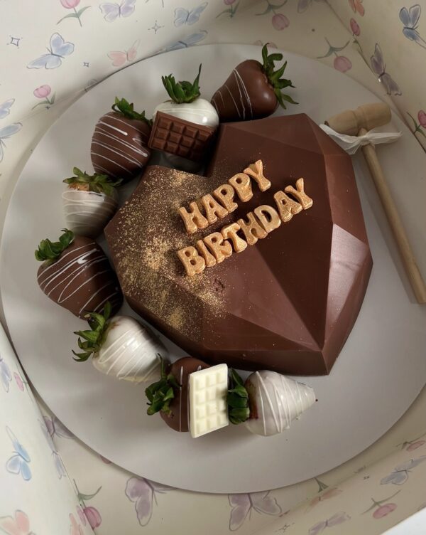 Breakable chocolate heart with strawberries + mini cake heart